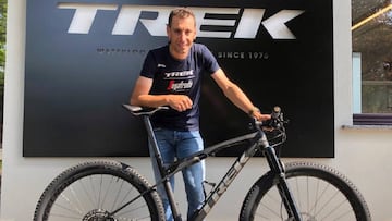 Vincenzo Nibali posa con su nueva bicicleta Trek de MTB.