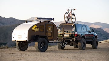 ¿Te imaginas poder disfrutar de todos los lujos de una furgoneta camper en un pequeño remolque offroad capaz de acompañarte a donde sea?