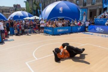 Zaragoza se engalana y disfruta al máximo con el NBA Zone