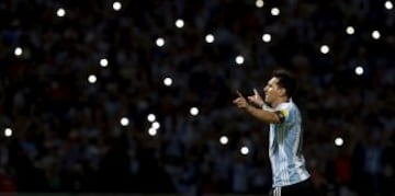 Así celebraba Messi el gol que consiguió ante Bolivia con la selección argentina. Los flashes de las cámaras que querían inmortalizar la imagen parecen estrellas girando en torno a la estrella argentina.