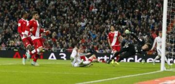 El jugador galés del Real Madrid Gateh Bale anota el primer gol ante el Rayo Vallecano durante el partido de la undécima jornada de Liga en Primera División.