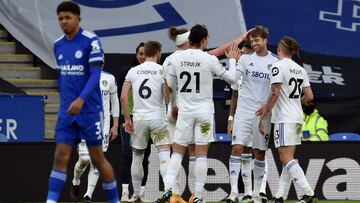 31 January 2021, United Kingdom, Leicester: Leeds United's Patrick Bamford (2nd R) celebrates scoring his side's second goal with teammates during the English Premier League soccer match between Leicester City and Leeds United at the King Power
