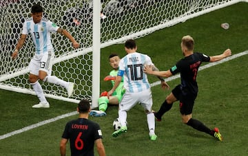 Leo Messi, Danijel Subasic e Ivan Rakitic.