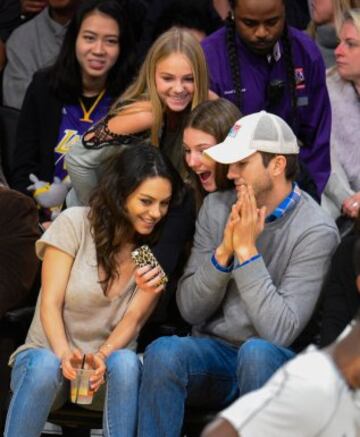 Mila Kunis y Ashton Kutcher, la pareja de moda en Hollywood, se hace un selfie con una seguidora presente en el Staples.