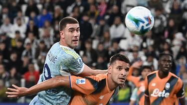 Dusan Vlahovic disputa un balón.