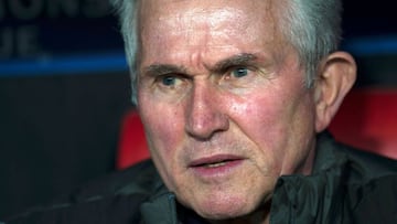 Bayern Munich's German coach Jupp Heynckes looks on before the UEFA Champions League quarter-final first leg football match between Sevilla FC and Bayern Munich at the Ramon Sanchez Pizjuan Stadium in Sevilla on April 3, 2018. / AFP PHOTO / Jorge GUE