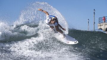 La surfista estadounidense Kirra Pinkerton surfeando una ola en la playa de Huntington Beach (California, Estados Unidos), durante el &uacute;ltimo d&iacute;a de los ISA World Surfing Games, el 24 de septiembre del 2022.