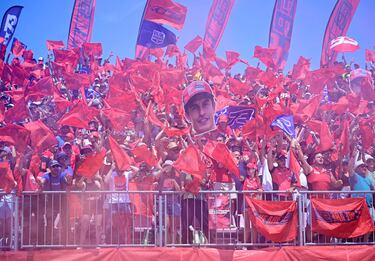 Seguidores del piloto español de Ducati celebrando la victoria en el Gran Premio de Aragón de MotoGP.