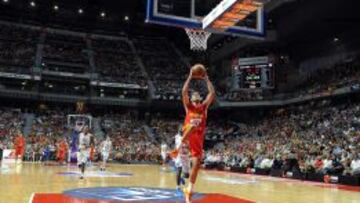 Rudy Fernández, a punto de machacar en un partido de la Selección contra Francia en el Palacio de Deportes de Madrid.
