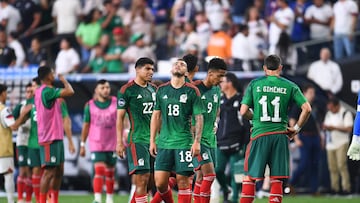 Jugadores de la Selección Mexicana se lamentan después de la derrota y eliminación contra Estados Unidos.