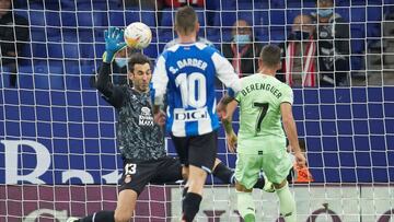 BARCELONA, 26/10/2021.- El delantero del Athletic Club, &Aacute;lex Belenguer (d), tras rematar ante el guardameta del Espanyol, Diego L&oacute;pez, durante el encuentro correspondiente a la und&eacute;cima jornada de primera divisi&oacute;n que han dispu