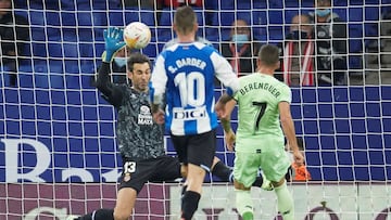 BARCELONA, 26/10/2021.- El delantero del Athletic Club, &Aacute;lex Belenguer (d), tras rematar ante el guardameta del Espanyol, Diego L&oacute;pez, durante el encuentro correspondiente a la und&eacute;cima jornada de primera divisi&oacute;n que han dispu