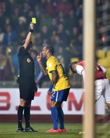 El árbitro uruguayo Andrés Cunha motró la cartulina amarilla a Dani Alves.