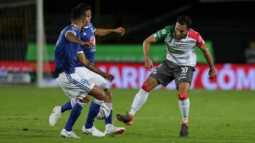 Juan Pablo Nieto ante la marca de David Silva y C&eacute;sar Carrillo en el partido entre Millonarios y Once Caldas por la fecha 11 de la Liga &Aacute;guila II-2018