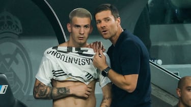 MADRID, 19/08/2025.- El entrenador del Real Madrid Xabi Alonso (d) da instrucciones a Franco Mastantuono durante el partido de la primera jornada de LaLiga que Real Madrid y Atlético Osasuna disputan hoy martes en el estadio Santiago Bernabéu. EFE/Mariscal