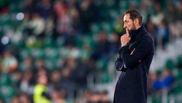 ELCHE, SPAIN - DECEMBER 08: Pablo Machin, head coach of Elche CF looks on during the friendly match between Elche CF and Leeds United at Estadio Manuel Martinez Valero on December 08, 2022 in Elche, Spain. (Photo by Silvestre Szpylma/Quality Sport Images/Getty Images)