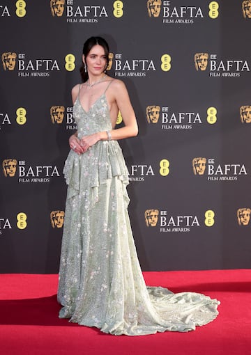 Stacy Martin posa en la alfombra roja de los premios BAFTA 2025 celebrados en el Royal Festival Hall del Southbank Centre de Londres.