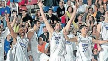 <b>EUFORIA BLANCA EN EL PALAU. </b>Últimos instantes del partido, con la victoria ya decantada del lado madridista. La alegría desbordante en el banquillo estaba justifi cada.