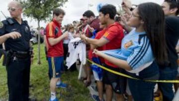 QUERIDO. El capitán de la Selección española firmó un montón de camisetas a los seguidores.