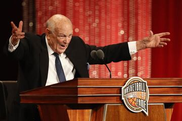 Charles Grice 'Lefty' Driesell, leyenda de los banquillos del baloncesto universitario.