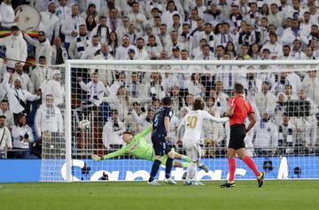 Modric puso el 3-1 tras un centro de Bale y una gran dejada de cabeza de  Benzema.