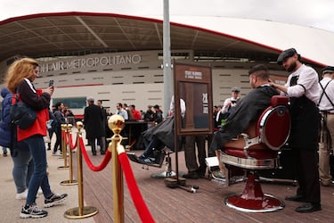 Una barbería inspirada en la serie de televisión Peaky Blinders a las afueras del estadio antes del partido.