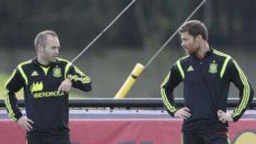 Iniesta y Xabi Alonso.