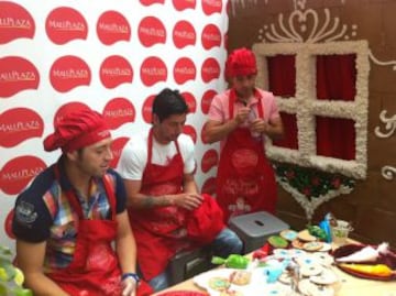 Figuras se lucen cocinando galletas