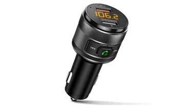 Este transmisor FM convierte el radio del carro en un manos libres para el celular