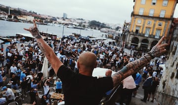  La ciudad costera del noroeste de Portugal está repleta de seguidores del Manchester City y del Chelsea. Ambos equipos se enfrentan esta noche en la final de la Champions League y algunos aficionados han llegado con ganas de fiesta.