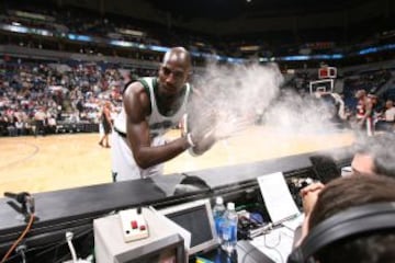 Kevin Garnett lanza tiza a los miembros de la mesa. Es el ritual del jugador antes de los partidos.