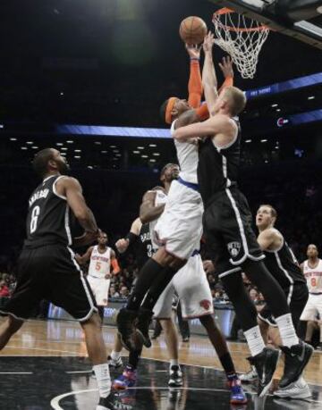Carmelo intenta volar por encima de Mason Plumlee.