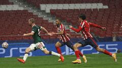 GRAF5466. MADRID, 25/11/2020.- Los jugadores del Atl&eacute;tico de Madrid, Renan Lodi (c) y Jos&eacute; Mar&iacute;a Gim&eacute;nez (d) persiguen al centrocampista del Lokomotov de Mosc&uacute; Vladislav Ignatyev en el partido correspondiente a la fase d