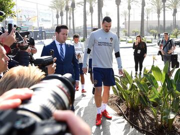 Zlatan Ibrahimovic y Brendan Hannan, Vicepresidente de Marketing, Comunicación y Digital de los LA Galaxy. 
  