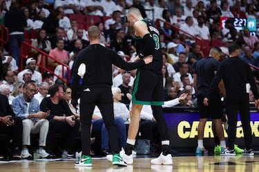 ¿Por qué Kristaps Porzingis no juega hoy contra los Pacers en el partido 2?