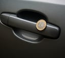 Precaución si ves una moneda en la manija de la puerta del coche: una estafa puede estar detrás