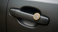 Precaución si ves una moneda en la manija de la puerta del coche: una estafa puede estar detrás
