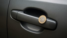 Precaución si ves una moneda en la manija de la puerta del coche: una estafa puede estar detrás