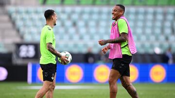 Antony, junto a Natan.