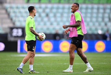 Natan del Real Betis ríe con su compañero Antony durante un entrenamiento del Real Betis.
