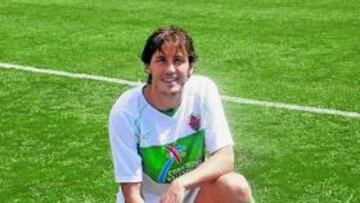 <b>PRESENTACIÓN. </b>David Generelo se enfundó ayer por primera vez la elástica del Elche.