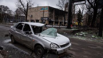13 de marzo de 2022, Kiev, Ucrania: Un coche abandonado frente al lugar donde se produjo el impacto de un cohete ruso, que ten&iacute;a como objetivo una torre de televisi&oacute;n, en Kiev, Ucrania. Secuelas del impacto de un cohete cerca de una torre de