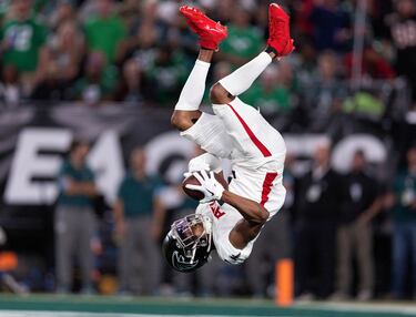 La week 2 vino marcada por las victorias contra pronóstico, como las de Saints ante Cowboys, Bucs ante Lions, Vikings ante 49ers o Raiders contra Ravens. También hubo sorpresa en el último partido: los Atlanta Falcons derrotaron a los Philadelphia Eagles. En la foto, Darnell Mooney anota acrobáticamente un touchdown.