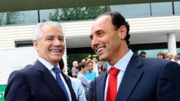 <b>SE ACABARON LAS RISAS. </b>Pernía e Ignacio Diego en la inauguración del edificio 'Nando Yosu'.