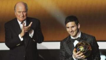 Leo Messi, el pasado lunes, recibiendo su cuarto Balón de Oro.