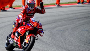 Marc Márquez celebra la victoria en la esprint de Barcelona.