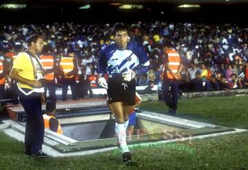 El 3 de septiembre de 1989 la selección chilena se retiró del estadio Maracaná, en el partido ante Brasil. Roberto Rojas se autoinfirió una herida aprovechando la caída de una bengala. El arquero fue suspendido de por vida. Chile fue castigado y no pudo participar en la Copa del Mundo Estados Unidos 1994.