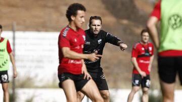 Baraja da indicaciones a Milla durante un entrenamiento del Tenerife.