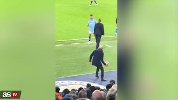 El DT del City quiso apurar la jugada, pero terminó golpeando accidentalmente al entrenador del Brujas. Entre risas, se acercó a disculparse.