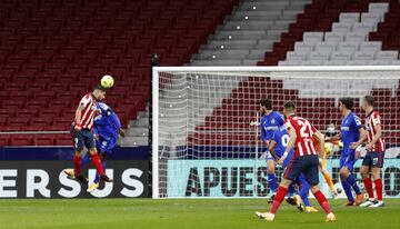 Luis Su¨¢rez marca de cabeza el 1-0 al Getafe.